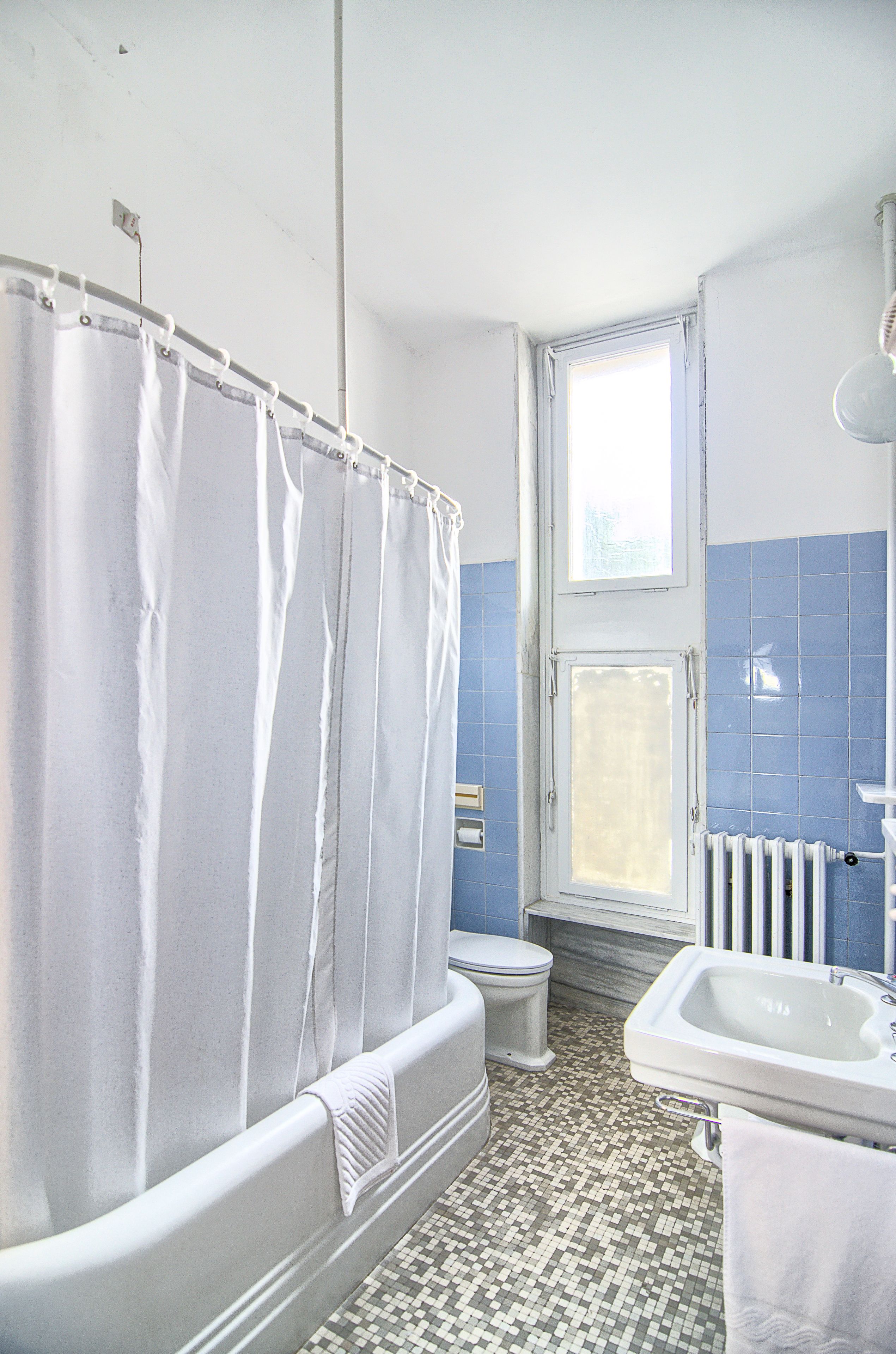 A bathroom with a bathtub, toilet, and sink.