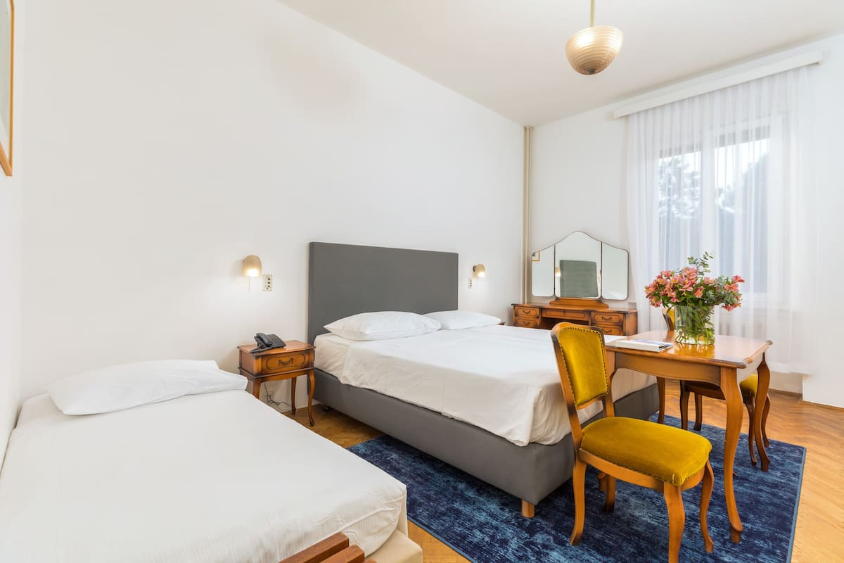 Family Room, Park View | Desk, bed sheets