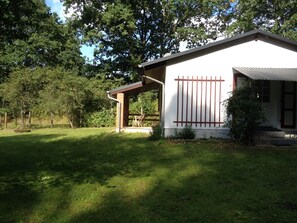 Exterior - Secluded bungalow on Lake Thursee - nature, starry skies & privacy (Blankensee)