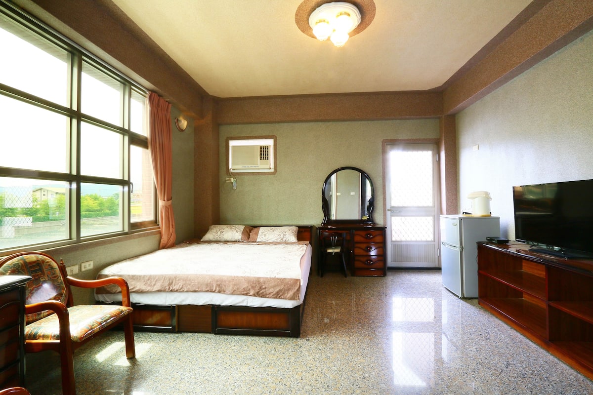 Double Room, 1 Queen Bed, Non Smoking | Desk, blackout drapes, WiFi (free)