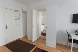 Neljän hengen economy-huone, 2 makuuhuonetta | Pimennysverhot, silitysrauta/-lauta, ilmainen Wi-Fi, vuodevaatteet