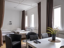 Cortinas blackout, tabla de planchar con plancha y wifi gratis 