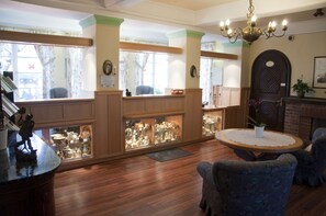 Lobby sitting area - Haus Schlesien (Königswinter)