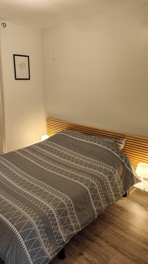 2 bedrooms, travel cot, free WiFi, bed sheets