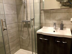 Hårtork, handdukar, tvål och schampo