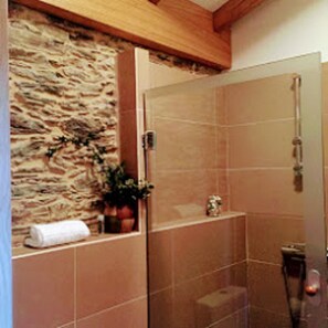 Chambre quadruple, 2 chambres | Salle de bain | Douche, articles de toilette (gratuits), séchoir à cheveux