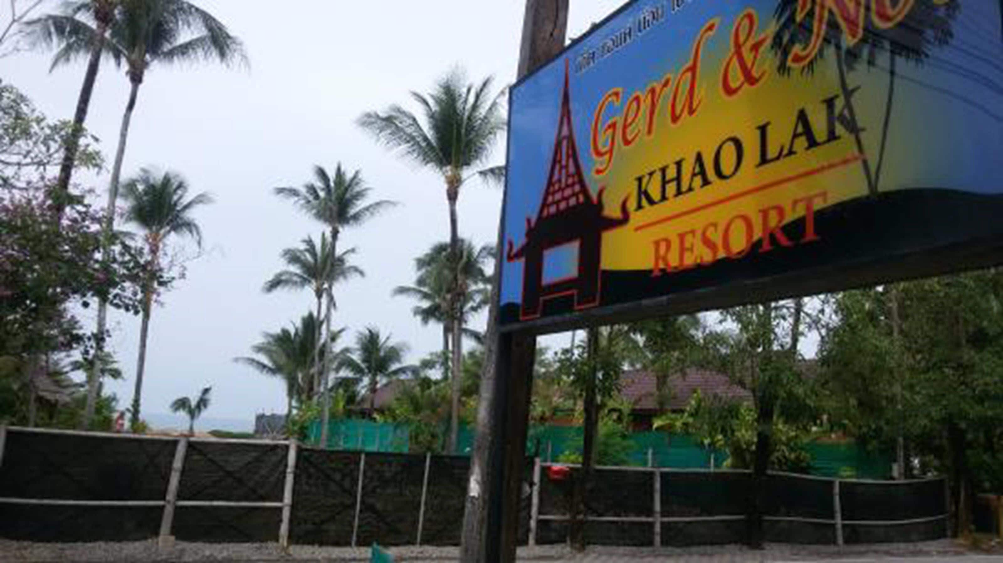 Letrero del Gerd & Khao Lak Resort, con un estilo arquitectónico tailandés tradicional y un llamativo esquema de color rojo y amarillo.
