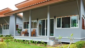 Un bâtiment moderne doté d’un porche abrité, de grandes fenêtres et d’un jardin bien entretenu.