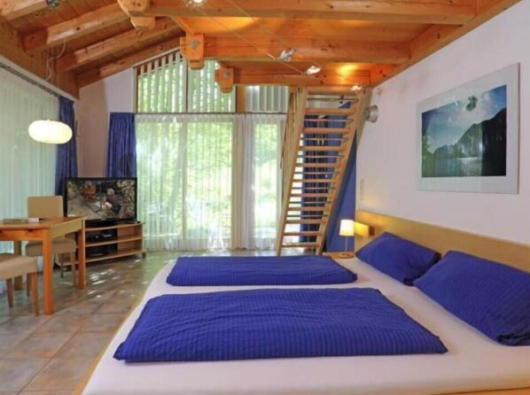 In-room safe, free WiFi, bed sheets