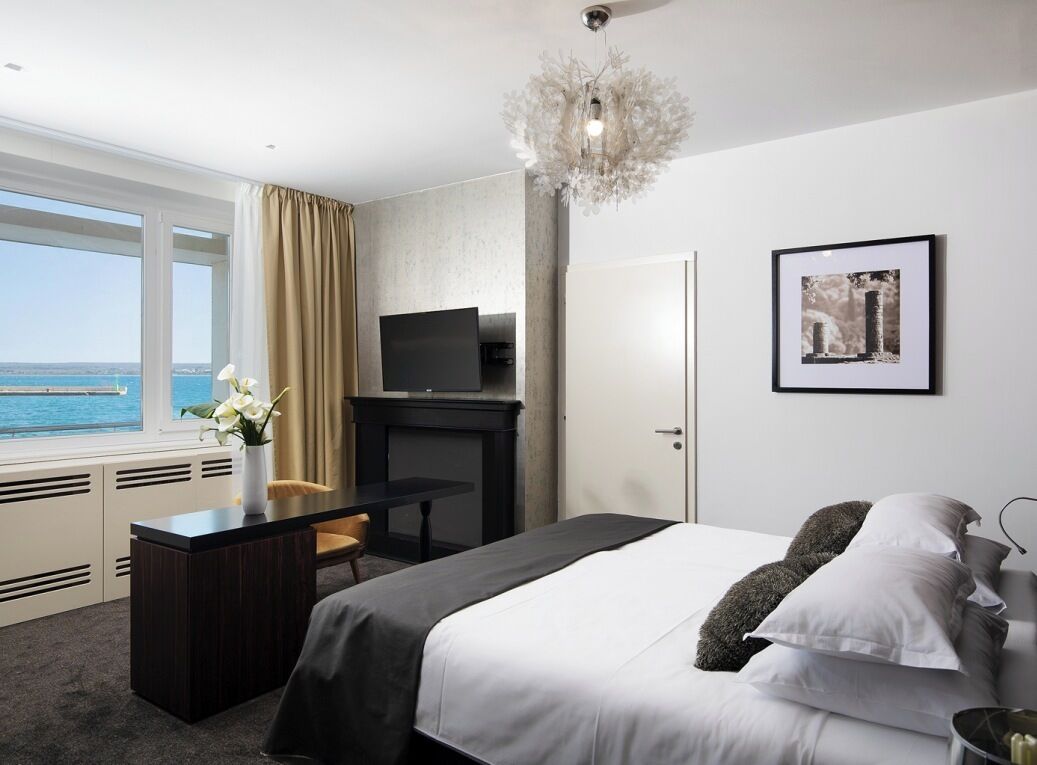 Superior Double Room, Sea View | 1 bedroom, minibar, in-room safe, desk
