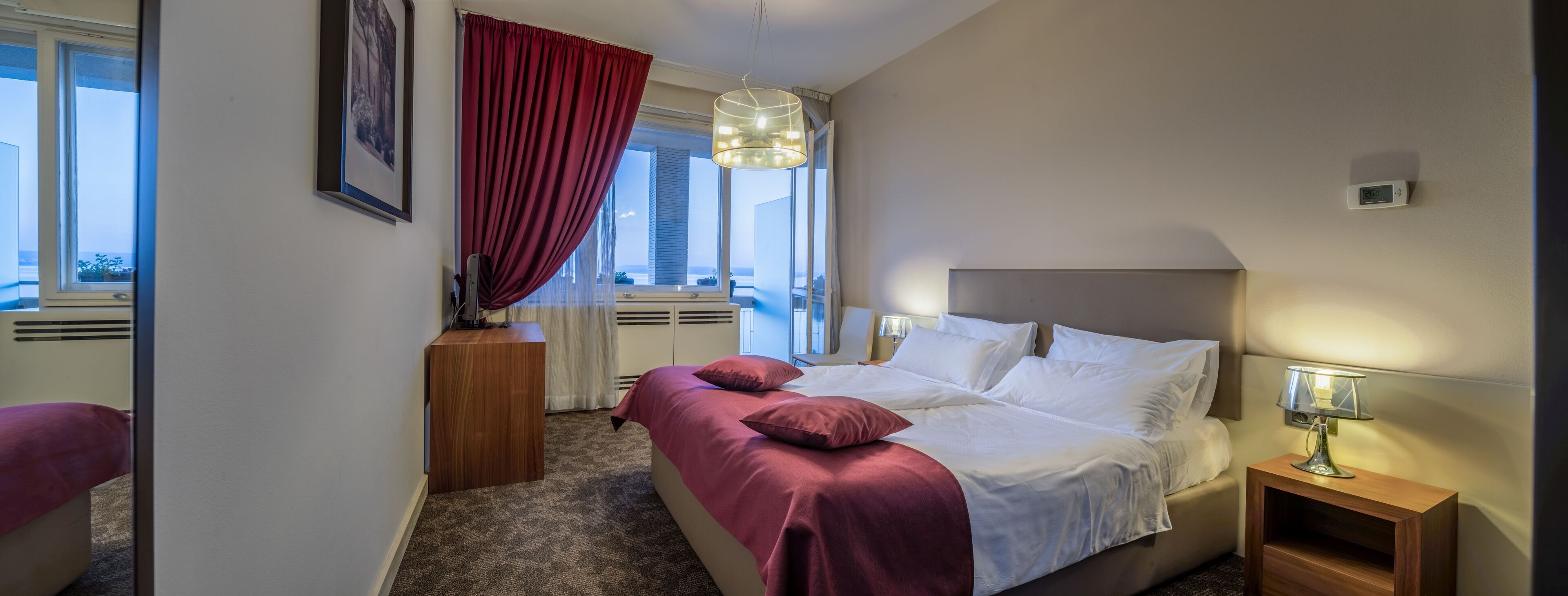 标准双人房, 阳台, 海景 | 1 多  间卧室、迷你吧、客房内保险箱、办公桌