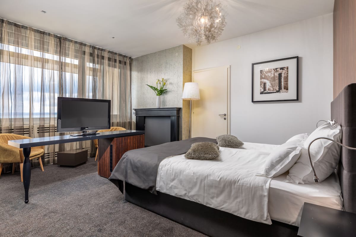 Superior Double Room, Balcony, Sea View | 1 bedroom, minibar, in-room safe, desk