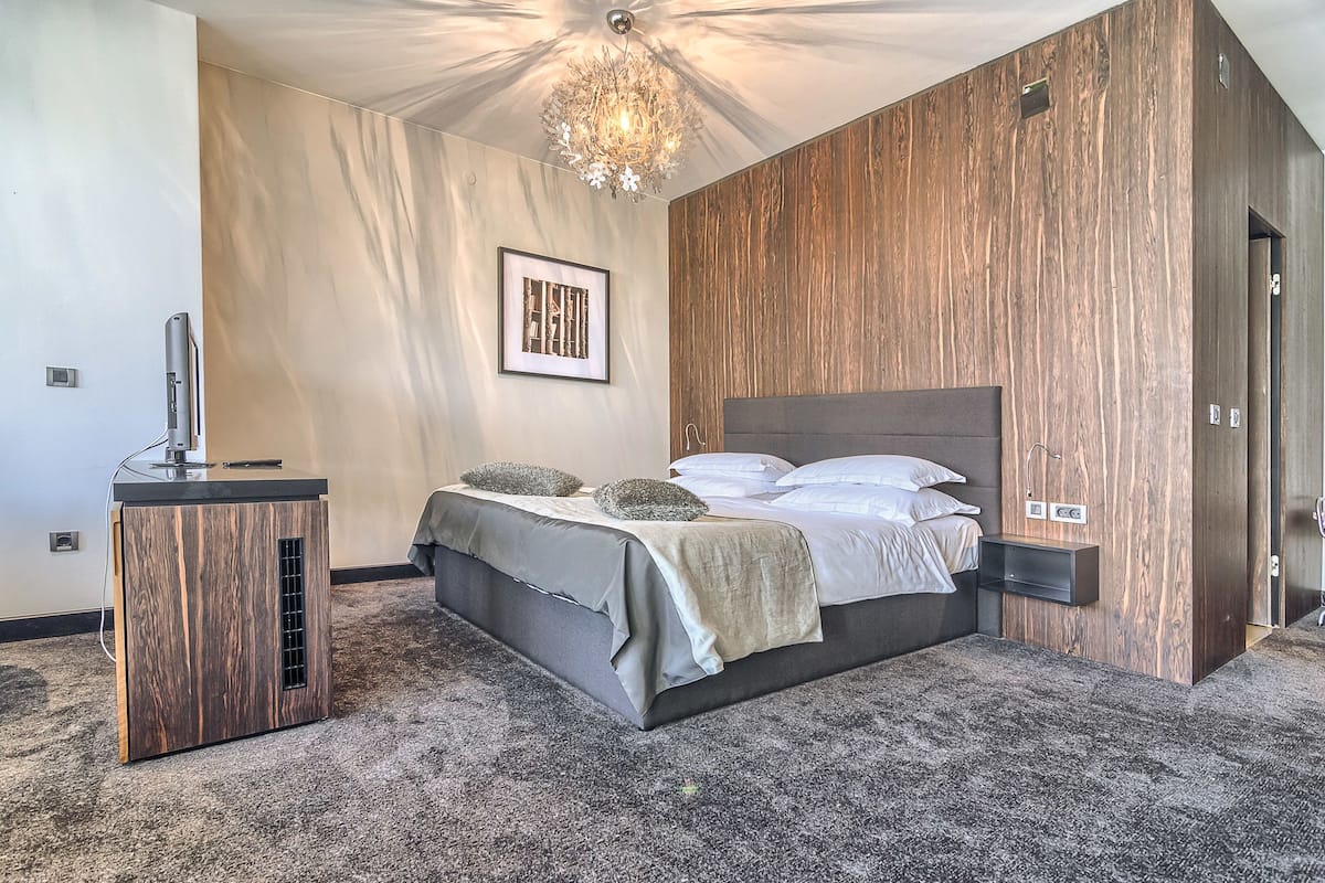 Suite, Sea View | 1 bedroom, minibar, in-room safe, desk