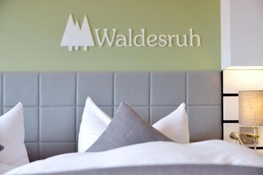In-room safe, individually decorated, desk, blackout curtains - Hotel Restaurant Waldesruh (Emstek)
