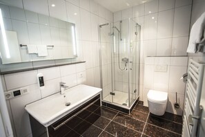 Comfort Double Room | Bathroom | Shower, free toiletries, hair dryer, towels - Hotel Restaurant Waldesruh (Emstek)
