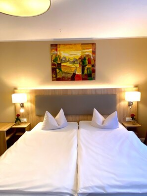 Basic-Apartment | Zimmersafe, individuell dekoriert, Schreibtisch, Verdunkelungsvorhänge