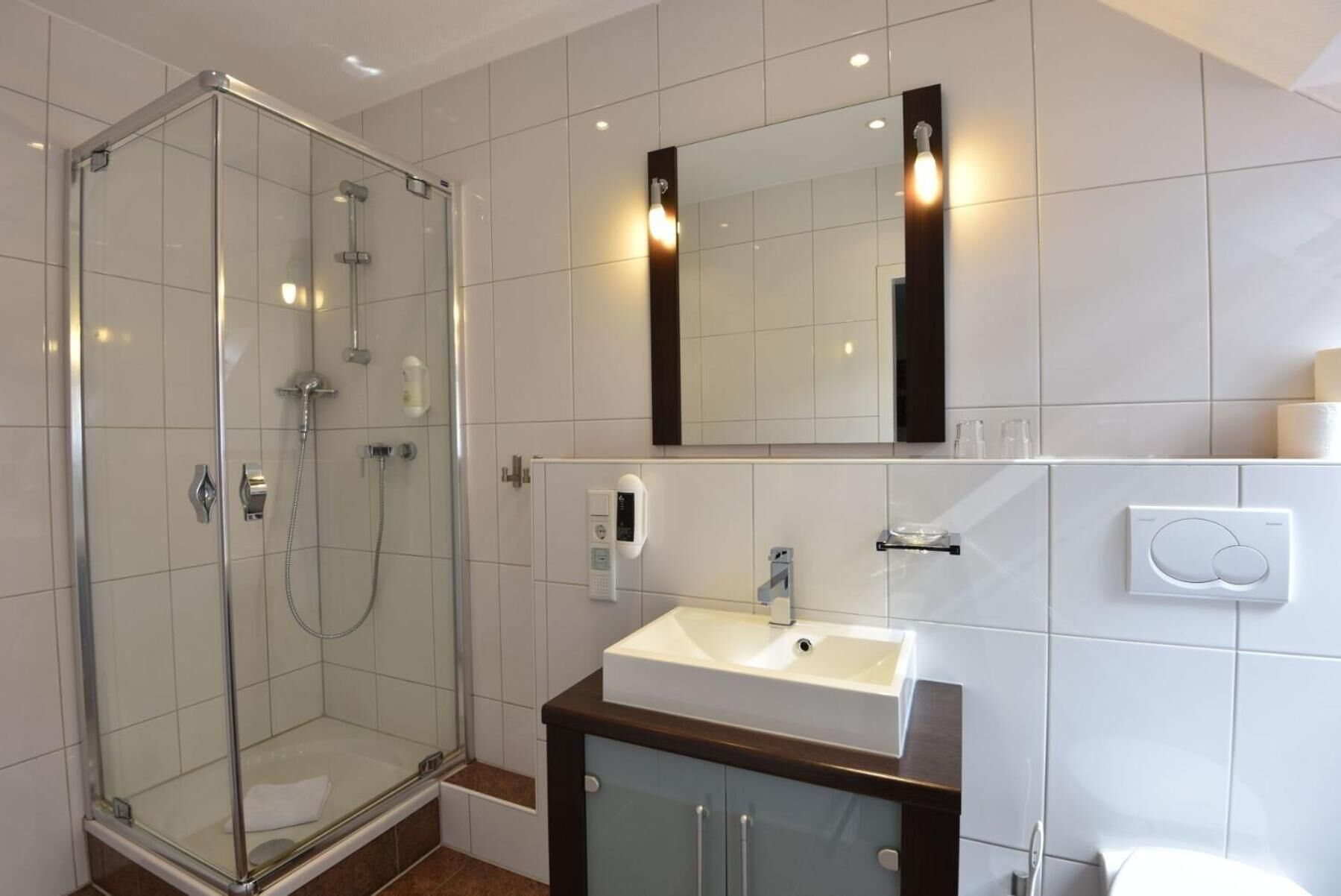 shower, free toiletries, hair dryer, towels