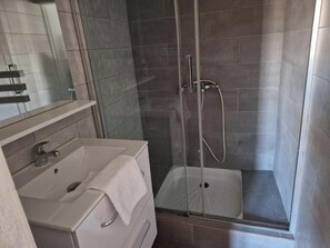 Baignoire, sĂšche-cheveux, serviettes fournies, papier toilette