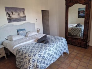 3 slaapkamers, een strijkplank/strijkijzer, gratis wifi, beddengoed