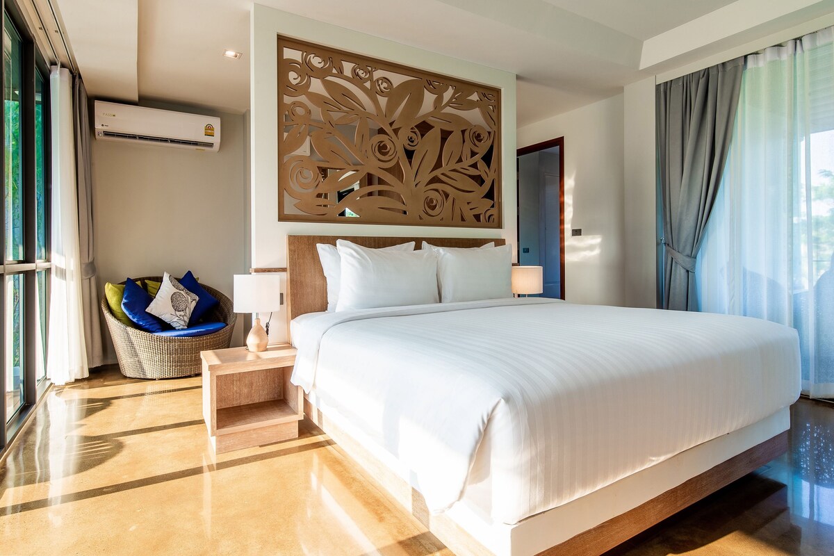 Roupas de cama premium, cofres nos quartos, cortinas blackout