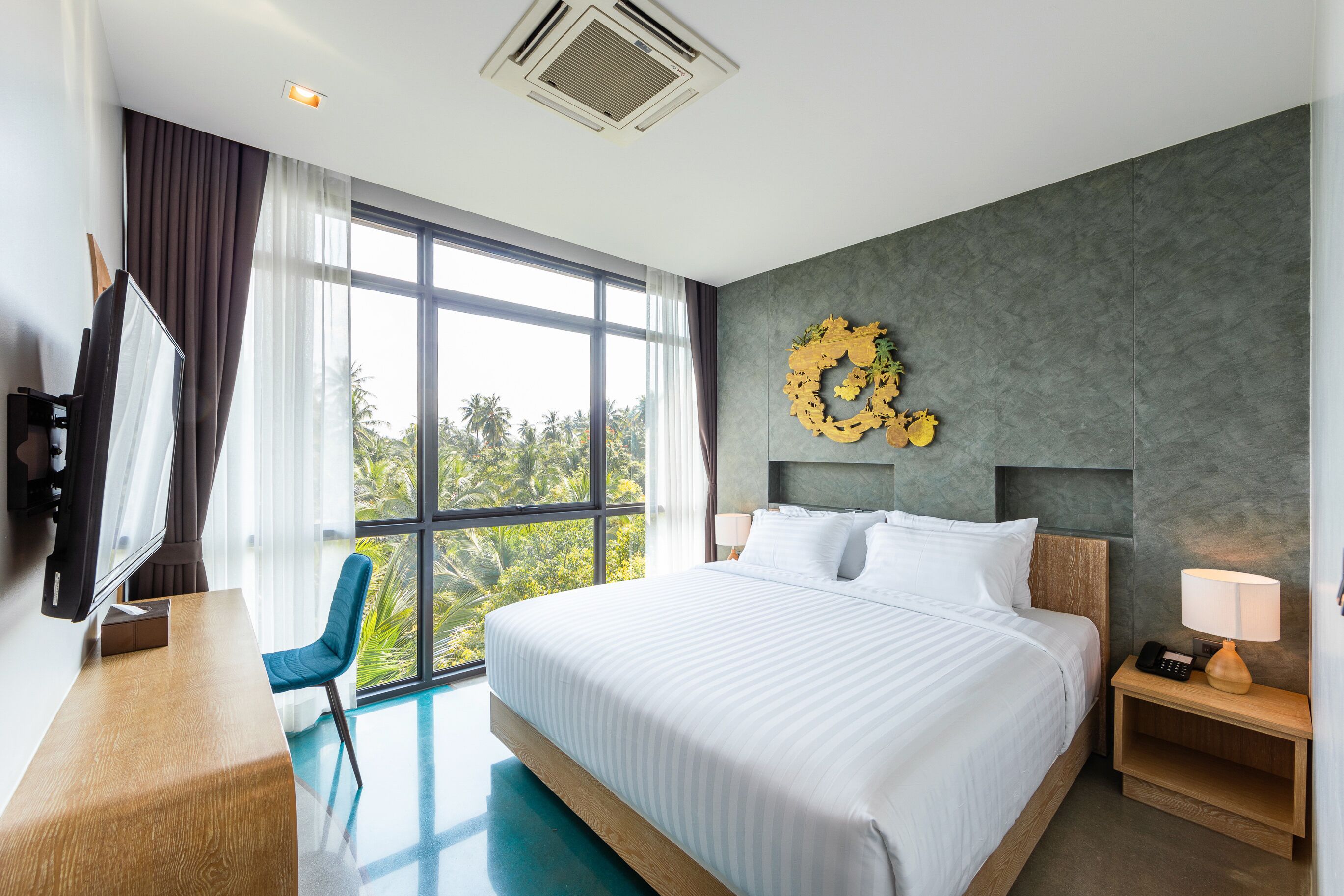 Ropa de cama de alta calidad y caja de seguridad en la habitación 