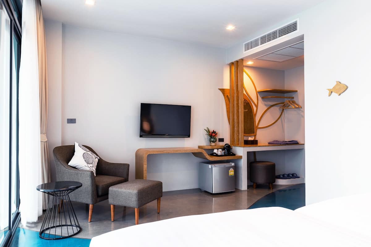 Premium bedding, in-room safe, blackout drapes, free WiFi