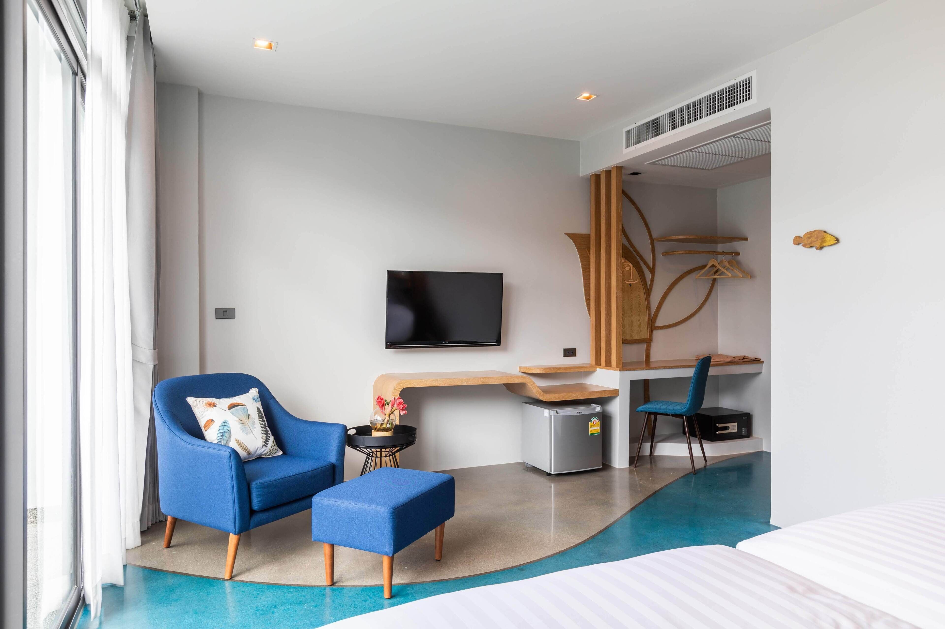 Premium bedding, in-room safe, blackout drapes, free WiFi