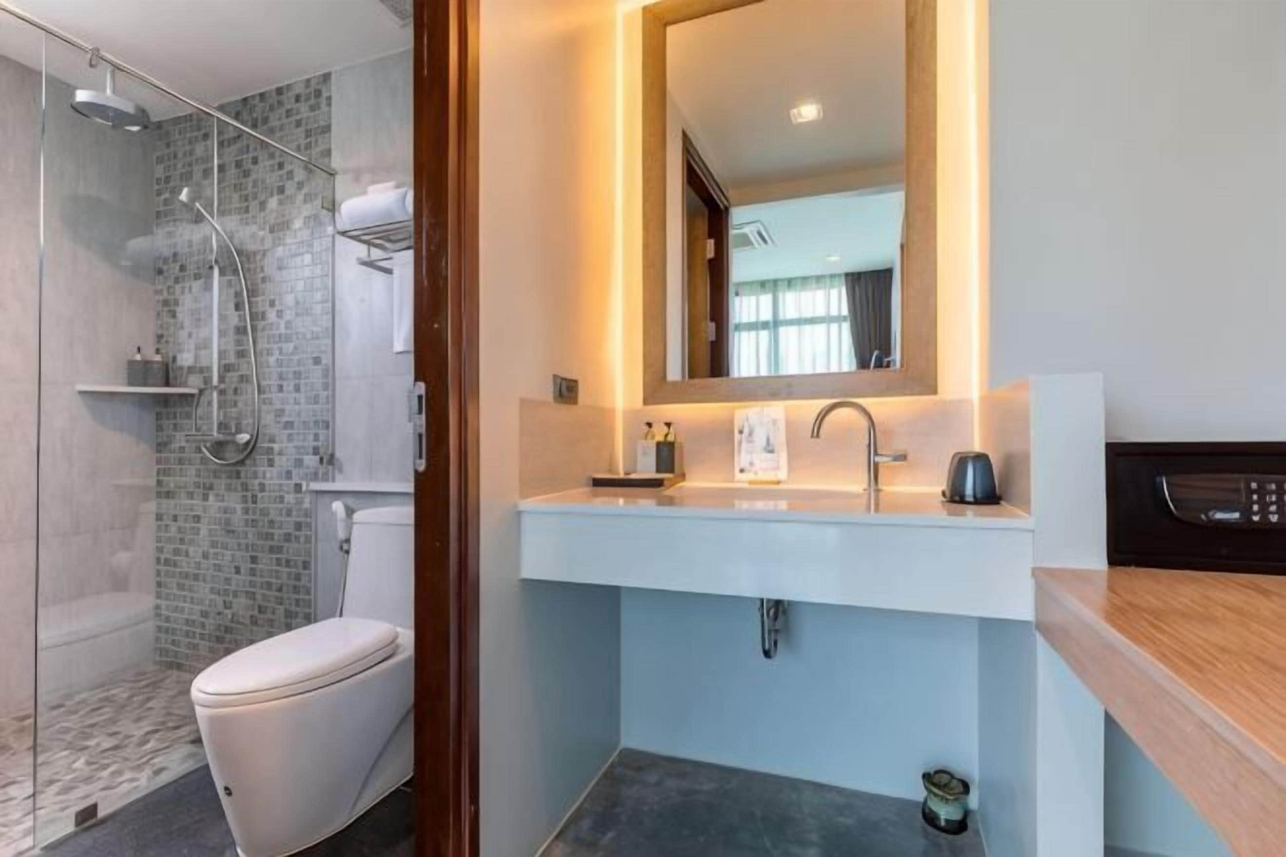 Badezimmer | Kostenlose Toilettenartikel, Haartrockner, Bademäntel, Hausschuhe