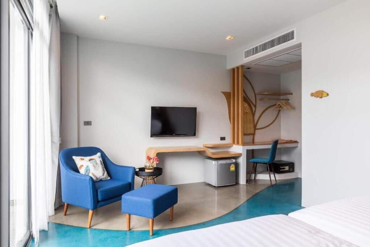 Premium bedding, in-room safe, blackout drapes, free WiFi