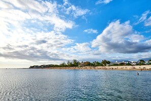 Una spiaggia nelle vicinanze