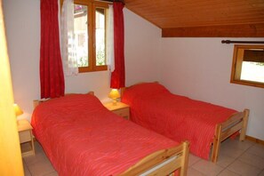 4 bedrooms, iron/ironing board, WiFi, bed sheets