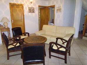 TV, DVD player, livros, aparelho de som