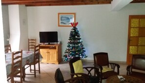A living room with a television, a Christmas tree, and several chairs. - chalet la grange du villard le criou (Samoëns)