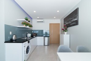 Kühlschrank, Mikrowelle, Herdplatte, Wasserkocher mit Kaffee-/Teezubehör