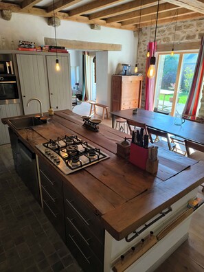 Réfrigérateur, four à micro-ondes, un four, surface de cuisson
