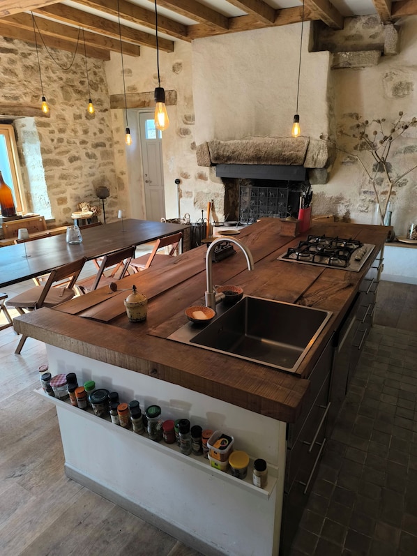 Réfrigérateur, four à micro-ondes, un four, surface de cuisson