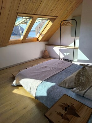 5 bedrooms, iron/ironing board, travel crib, free WiFi