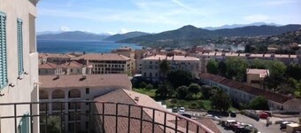 T2 Very quiet, close to beaches and town center, sea and mountain views