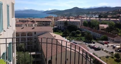 T2 TrĂšs calme, proche des plages et du centre ville, vue mer et montagne