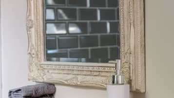 Deluxe Triple Room, Ensuite | Bathroom | Towels