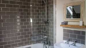 Deluxe Triple Room, Ensuite | Bathroom