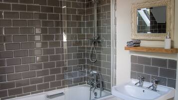 Deluxe Triple Room, Ensuite | Bathroom | Towels