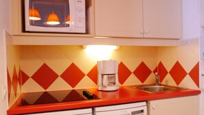 A kitchen with a microwave, coffee maker, and a sink. - 2-Room Apartment with Balcony, Ski Access, and Free Parking - Montchavin Les Coches (Bellentre)