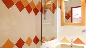 A bathroom with a sink, mirror, and shower. - 2-Room Apartment with Balcony, Ski Access, and Free Parking - Montchavin Les Coches (Bellentre)