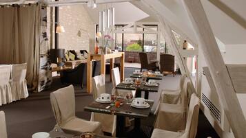 Tägliches Frühstücksbuffet (12 EUR pro Person)