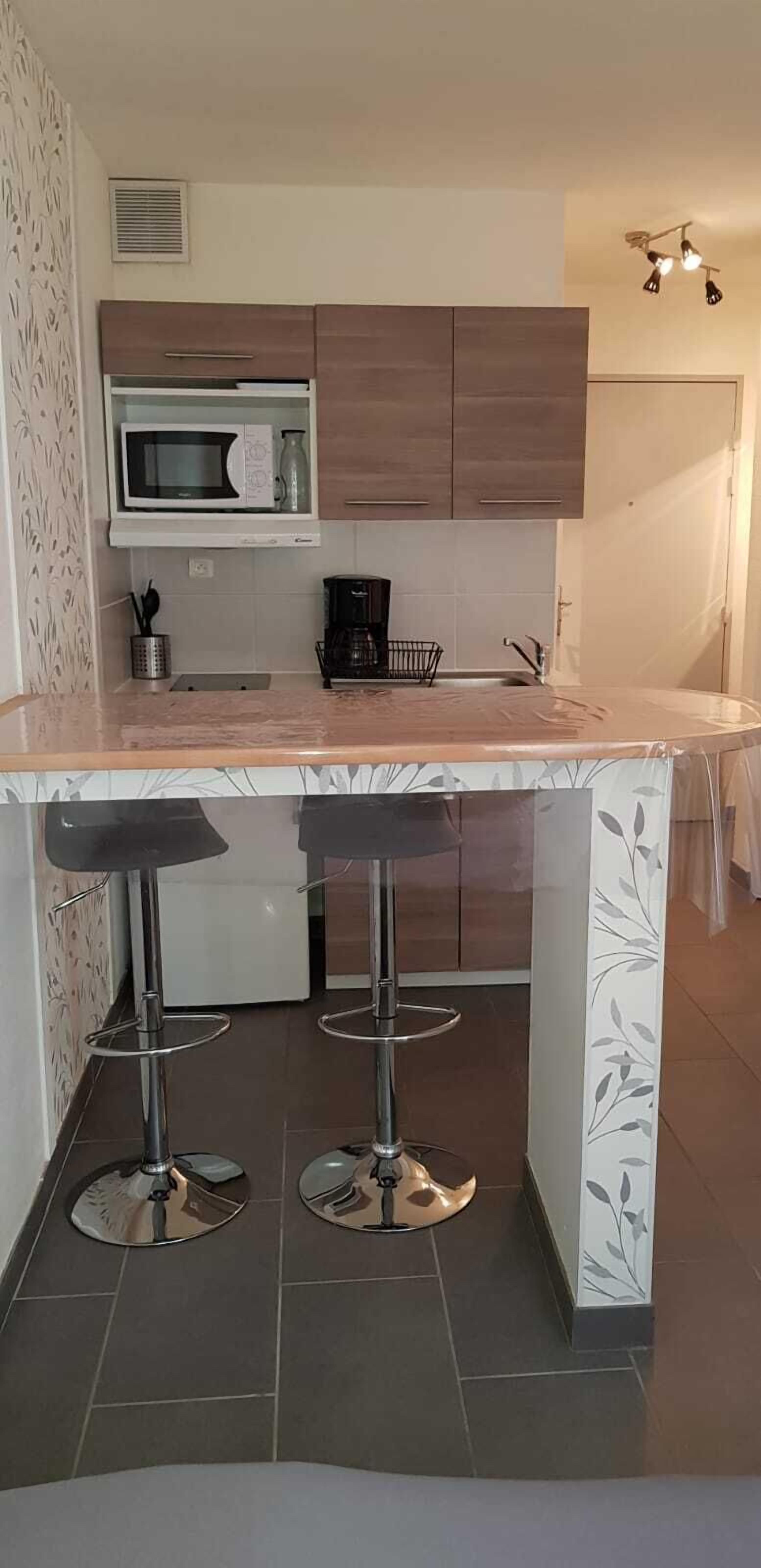 Kjøleskap, mikrobølgeovn, kokeplater og kaffetrakter/tekoker