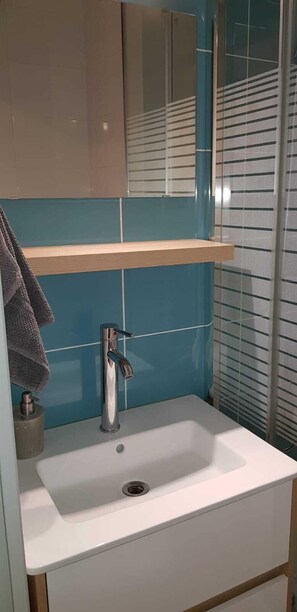 Shower, towels - Cozy Studio near Disneyland and Paris (Bussy-Saint-Georges)