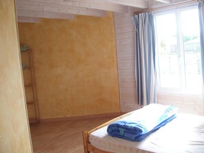 3 habitaciones, tabla de planchar con plancha y cuna de viaje