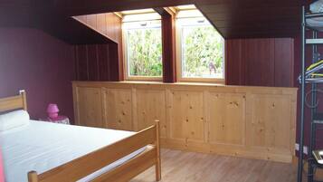 3 bedrooms, iron/ironing board, travel crib