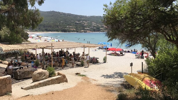 A beach with umbrellas, tables, and people. - 12 minutes from Porticcio, charming house, 3 air-conditioned bedrooms with a garden terrace (Cauro)